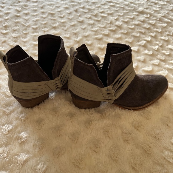 Diba True Booties, Sz 7 - Picture 2 of 5